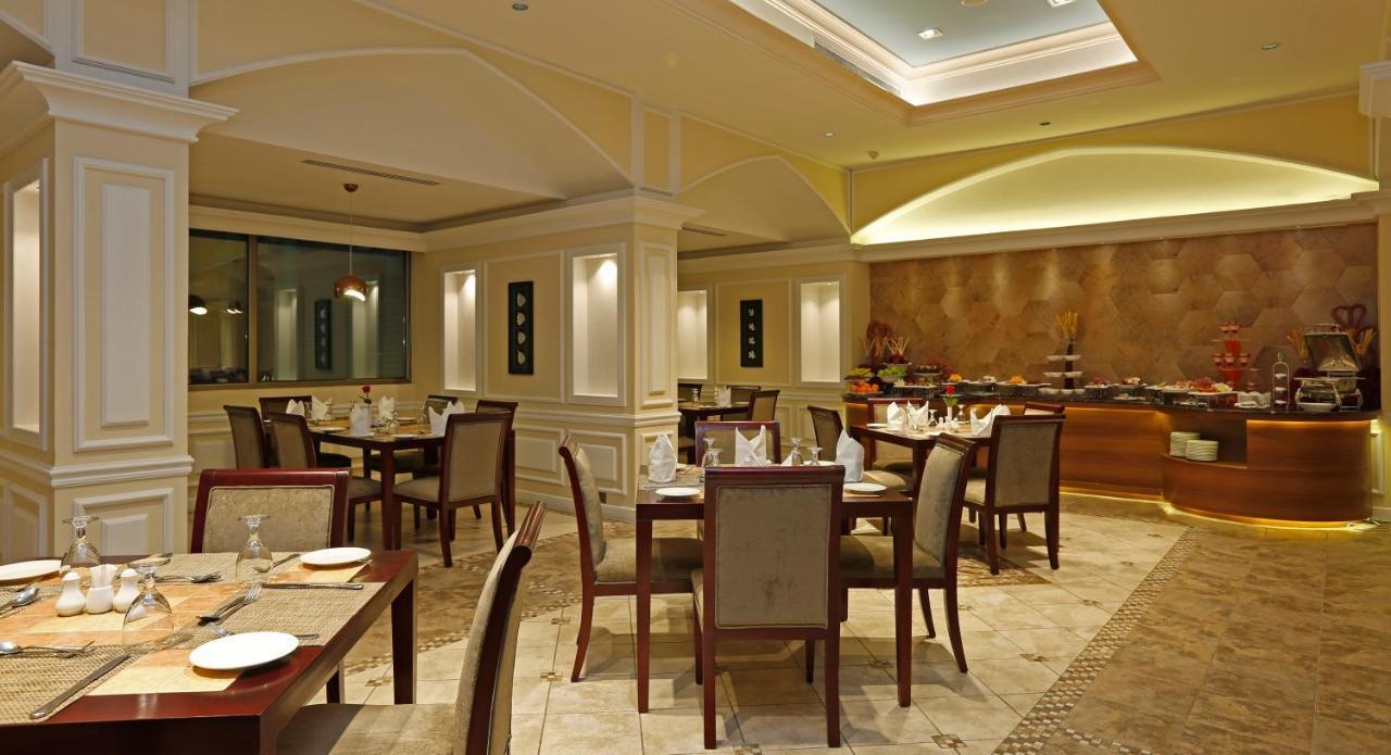 Ramada Riyadh Hotel Exterior foto