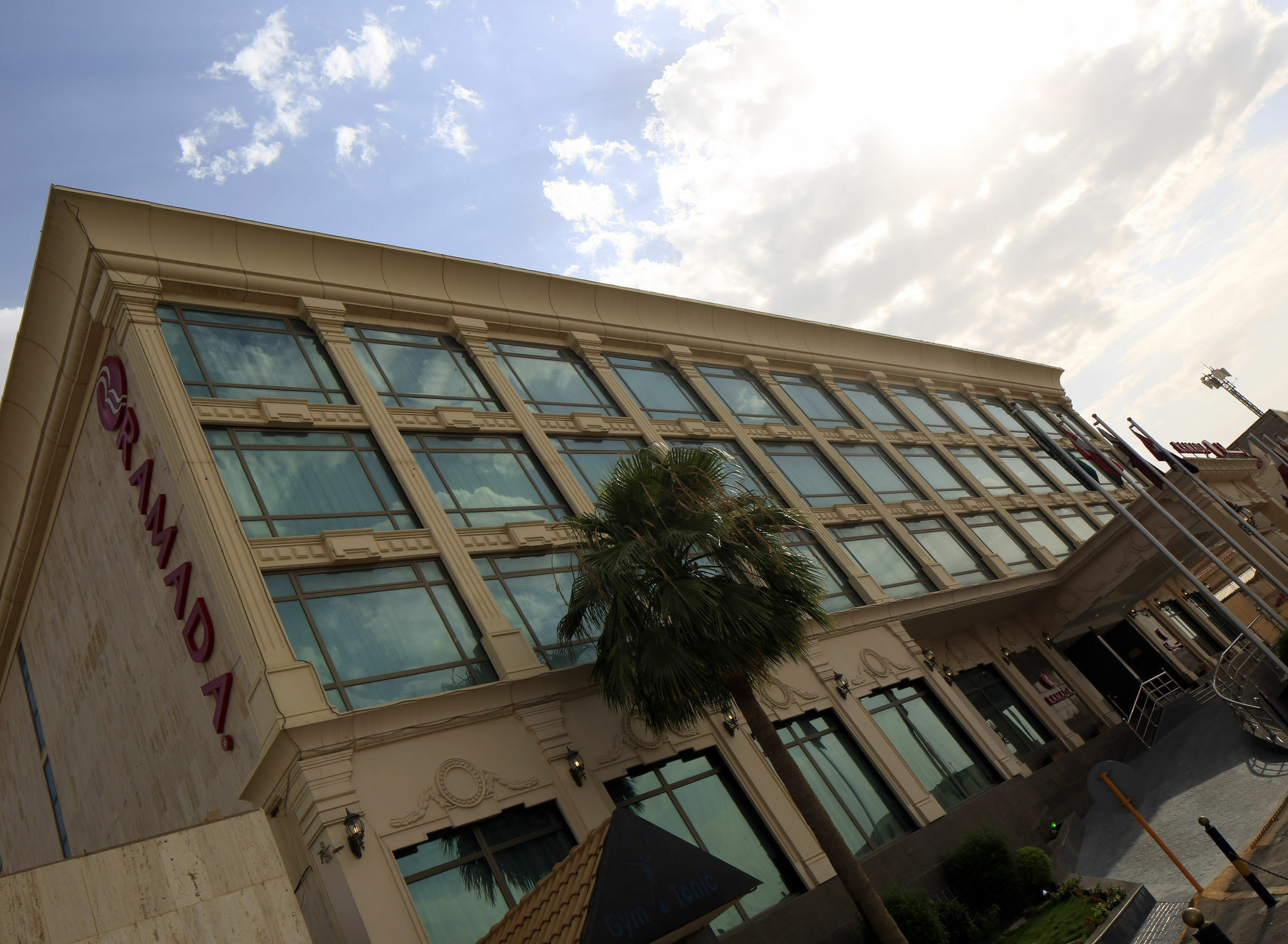 Ramada Riyadh Hotel Exterior foto